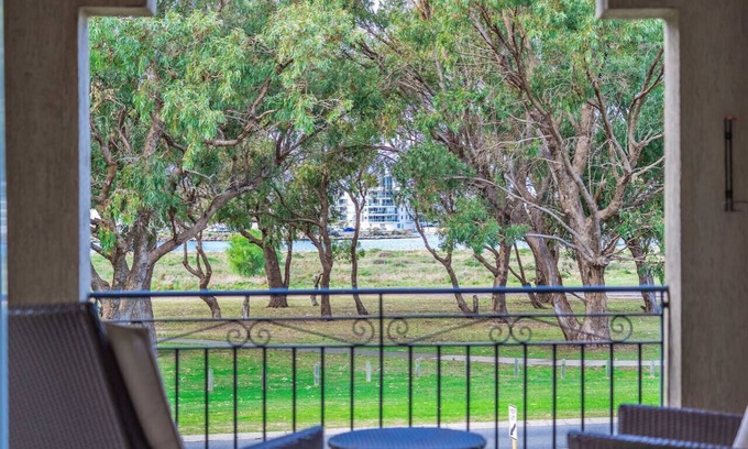 Halls Head Apartment | Ideal 5-Bedroom Holiday Home for Families with Ocean Views