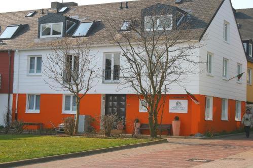 Helgoland House | Family-Friendly Aqua Marina with Hot Tub & 9/10 Guest Rating