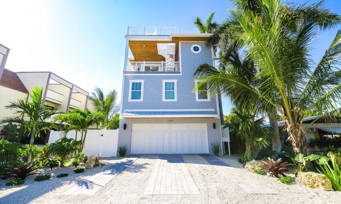Bradenton Beach House | Family-Friendly Aqua Paradise by AMI Locals with Pool