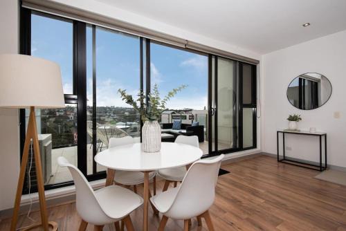 Mornington House | Discover Luxe on Main: Family-Friendly Bay Views