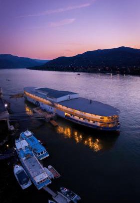 Romaifurdo Boat Rental | Pet-Friendly Aquamarina Hotel Visegrád with Pool & Restaurant
