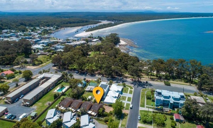 Huskisson House | Aquamarine: Stylish Seaside Townhouse with Oceanfront Views