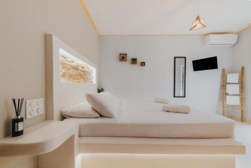 Naxos Town Apartment | Oceanfront Aquarial Home: Rated 9.2 with Pool & Dining