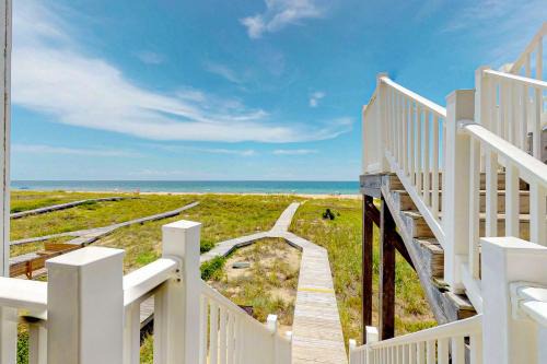 East End House | Pet-Friendly Aquarius with Ocean Views & High Guest Ratings