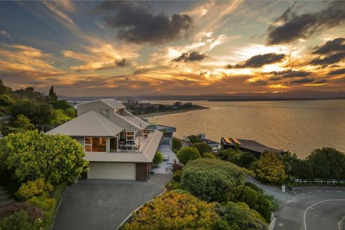 Britannia Heights House | Aquavista - Scenic Views Over Tasman Bay Await You