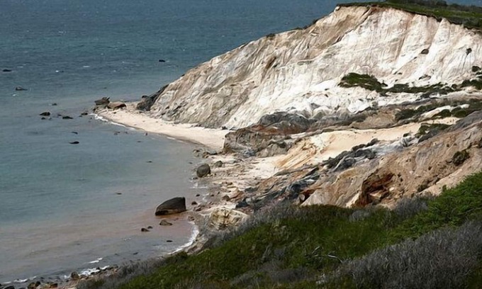 Aquinnah Condo | Discover Aquinnah Condo: Oceanfront Walk to Beach Bliss