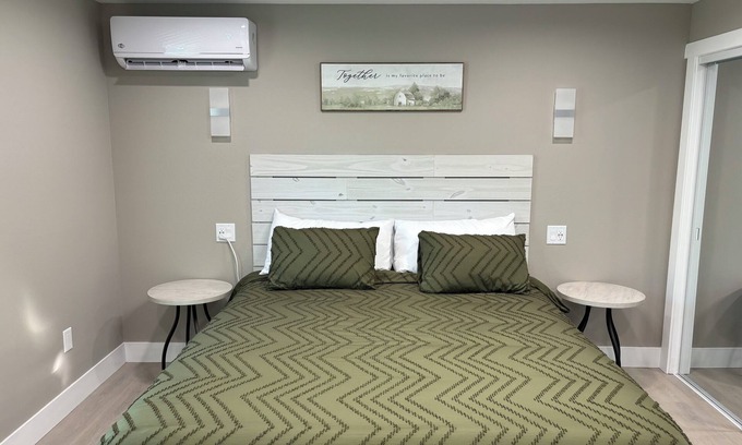 Benton Cabin | AR35 Cottage: Pet-Friendly Retreat Near Benton with Ocean Views