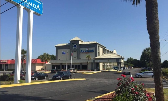 Albany Hotel | Family-Friendly Araamada Inn with Pool & Kitchen Access