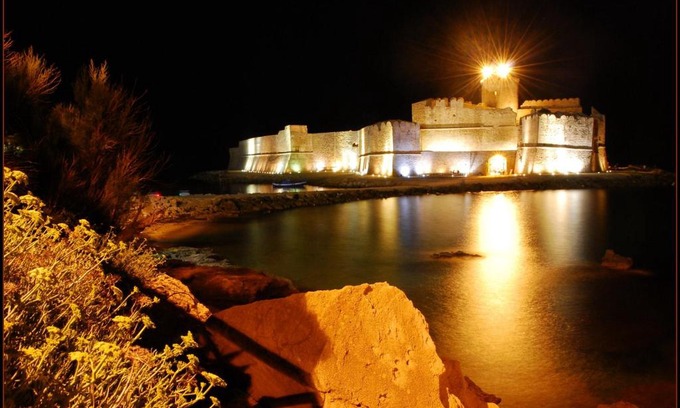 Le Castella Apartment | Cozy Aragonese Apartment Steps from Calabria Sea