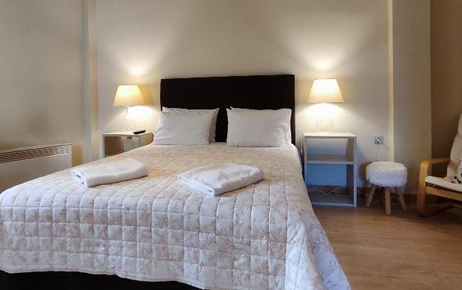 Arachova Apartment | Charming Arahova Pansion: Family-Friendly with Hot Tub