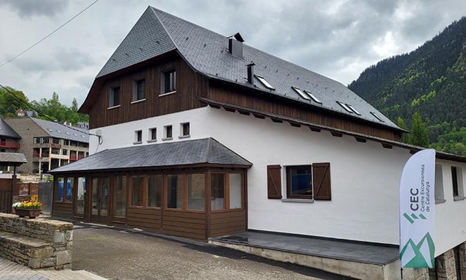 Salardu Hostel | Highlighting Aran Hostel: Family-Friendly with Top-Rated Service