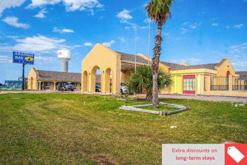 Aransas Pass Hotel | Explore Aransas Bay Inn & Suites: Pet-Friendly Retreat