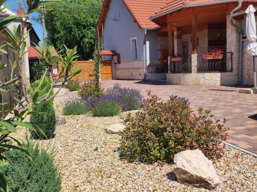Sarvar Apartment | Eco-Friendly Aranyhal Apartman with Hot Tub & Breakfast