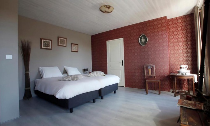 Montfaucon d'Argonne Bed & Breakfast | Experience Relaxation at Arara with Pool and Dining