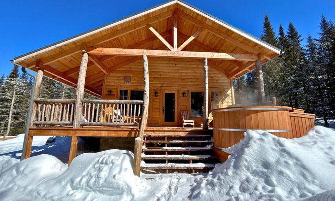 La Malbaie Ski Chalet | Relax at Arawak - Modern Chalet with Jacuzzi & Pool