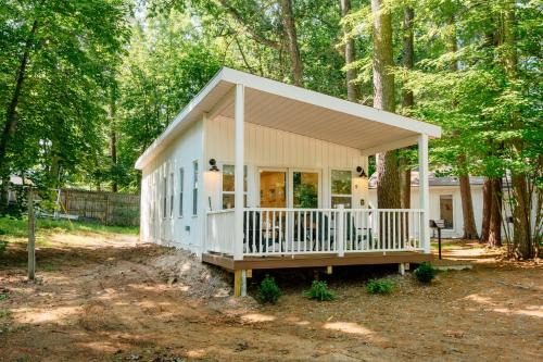 Mayfield House | Experience Arbutus Lake: 3 Bedroom Cottage with Ocean Views
