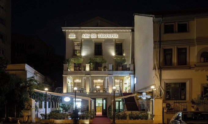 Sector 1 Apartment | Discover Arc de Triomphe: Family-Friendly with Breakfast