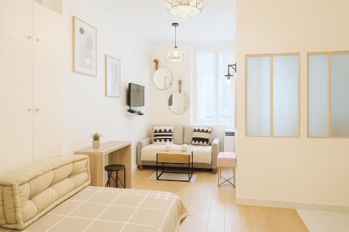 Quartier de la Plaine-de-Monceaux Apartment | Marie Antoinette Garden Residence: Pet-Friendly Retreat
