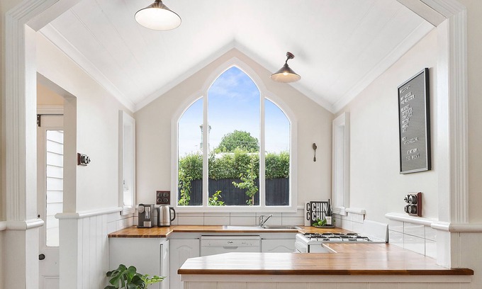 Geelong West House | Arcasia Cottage: Central Location with King Bed & Breakfast