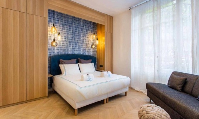 Chaillot Apartment | Cozy Stay Near Arc De Triomphe & Trocadero with Breakfast