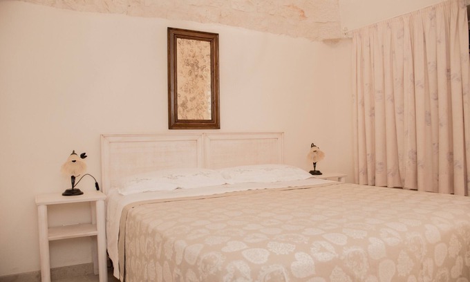 Locorotondo Villa | Relaxing Arch Trullo - Micele Holiday Houses with Pool & Spa