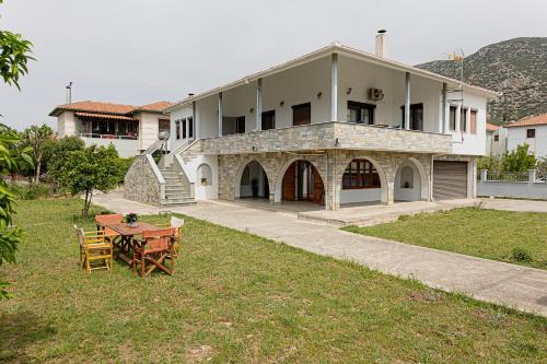 Artemida Apartment | Delightful Arches Hotel: Pet & Child Friendly Retreat