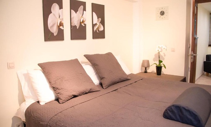 Wijk van de Squares Apartment | Pet-Friendly Archimede Guest House with Family Amenities