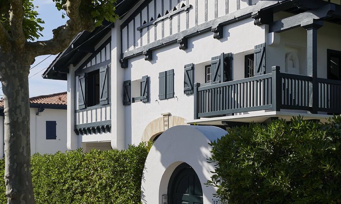 Saint-Jean-de-Luz House | Architectural Family Retreat Near Beaches and Downtown