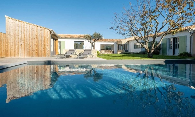 Loix House | Elegant Architect House Mansion with Oceanfront Pool Retreat