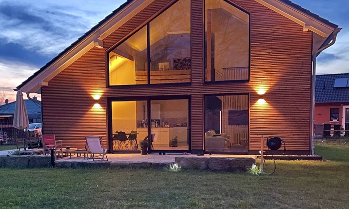 Muritz House | Elegant Architect's House with Lake Views and Garden Oasis