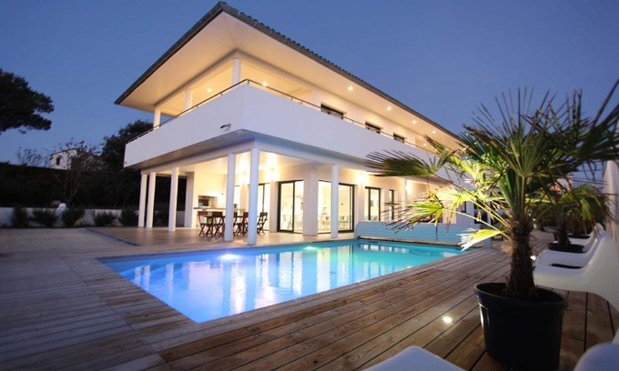 Vaux-sur-Mer Villa | Seaview Escape: Rated 10/10 with Oceanfront Amenities