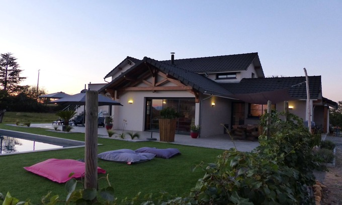 Morlaas House | Elegant Villa with Pool & Pyrenees View, Near Pau
