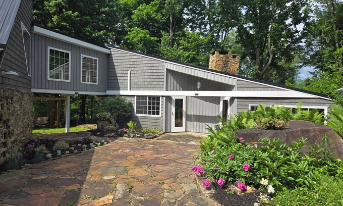 Mill Run House | Architects' Retreat: Private Camp Area Near Falling Water
