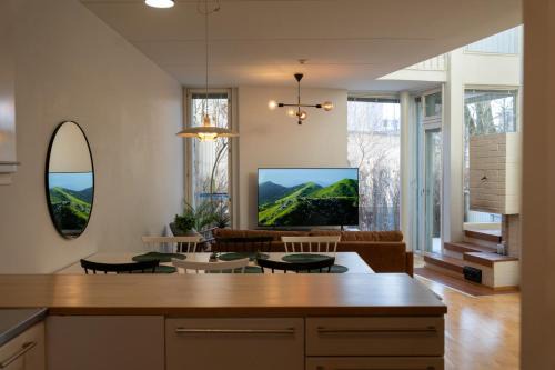Keskinen District House | Architectural townhouse with sauna and patio