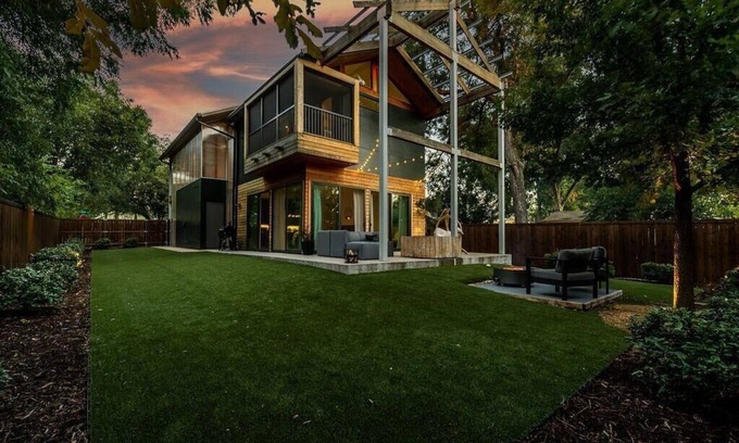 Knox - Henderson House | Unique Architectural Home in Dallas with Breakfast Included