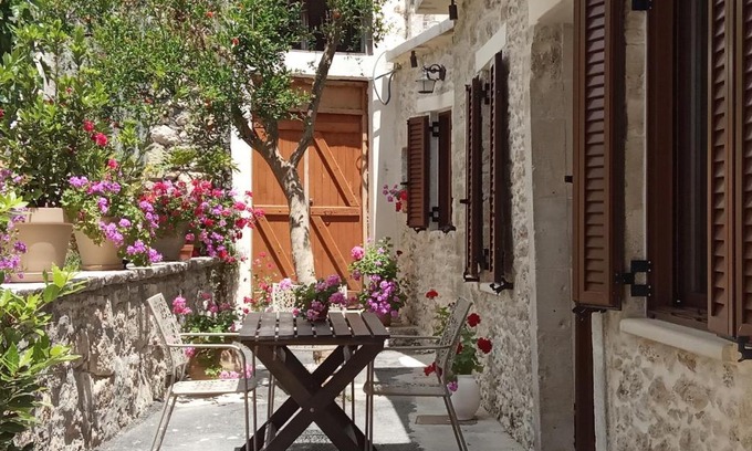 Choudetsi Villa | Cozy Archontiko Anastasia: Rated 9.5, Family-Friendly Retreat
