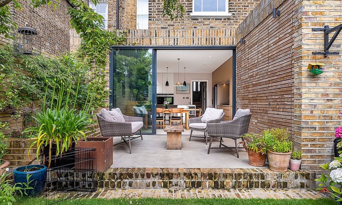 Junction House | Exceptional Archway Garden: Spa, Breakfast & Family Fun