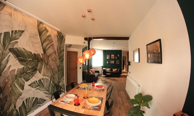 Leon Apartment | Guest Rated 9.9: Arco León with Family-Friendly Amenities