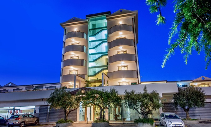 Pomezia House | Relax at Arcom Palace - 4-Star with Spa & Family Amenities