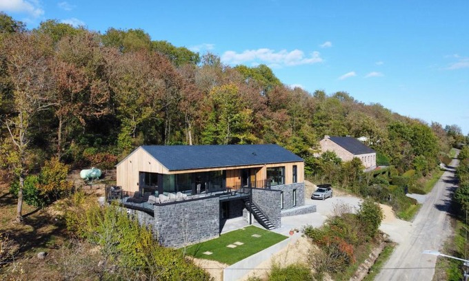Septon Villa | Elegant Ard'view: 4-Star Retreat with Pool & Hot Tub