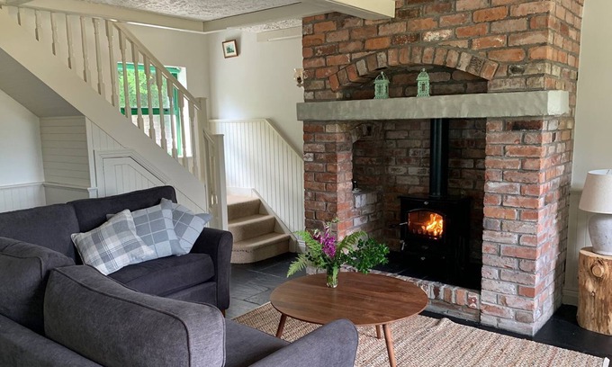 Ballylickey Cottage | Quaint Ardnagashel Est No 3: Pet-Friendly Retreat for 4