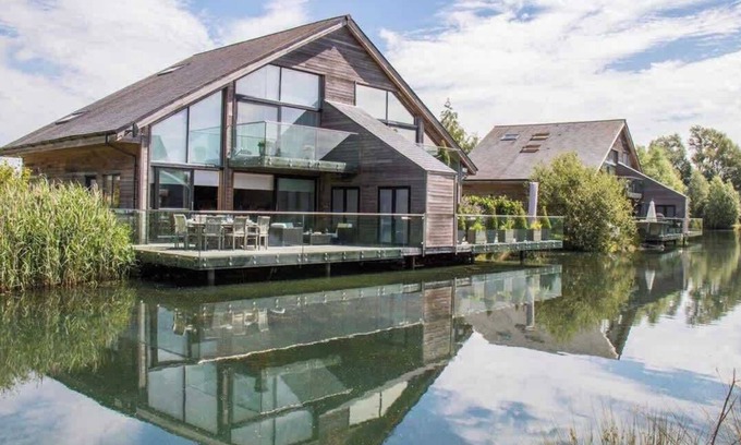 Ampney Crucis House | Top-Rated Ardross Lodge: Modern Retreat with Spa & Hot Tub