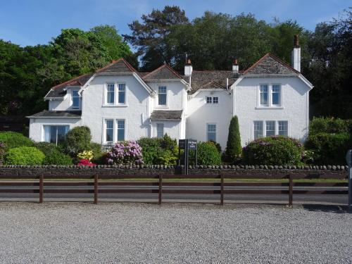 Connel Bed & Breakfast | Discover Ards House: 4-Star Retreat with Hot Tub & Dining