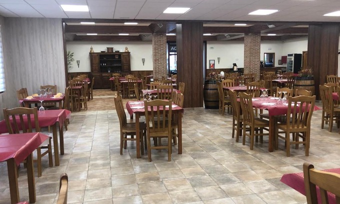 Peraleda de la Mata Hotel | Cozy Area de Servicio los Cerrillos: Family-Friendly Stay
