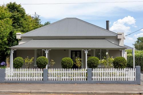 Evandale Apartment | Cozy Arendon Cottage: Family-Friendly with Breakfast Included