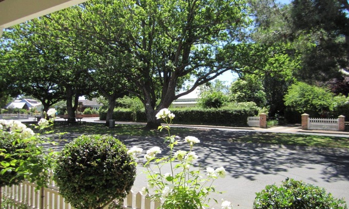Evandale Cottage | Guest Rated: Arendon Cottage with Breakfast & Kitchen Access
