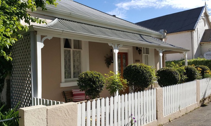 Evandale Cottage | Guest Rated 10/10: Arendon Cottage with Family-Friendly Amenities