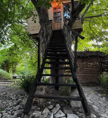 Areni House | Cozy Areni House B&B with Fireplace & Hot Tub Amenities