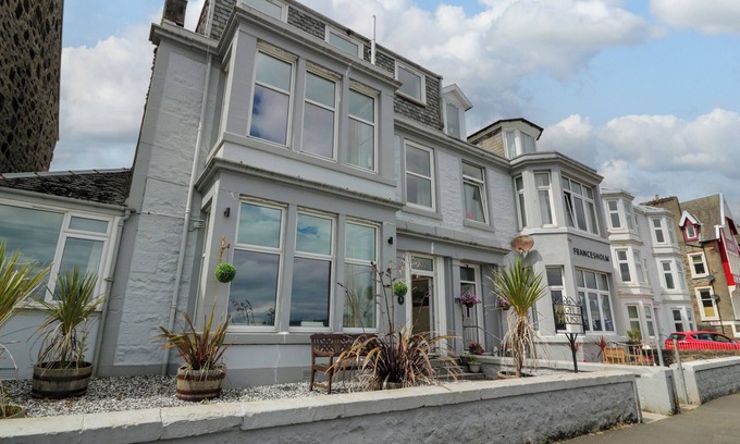 Rothesay Cottage | Ultimate Pet-Friendly Retreat with Hot Tub in Rothesay