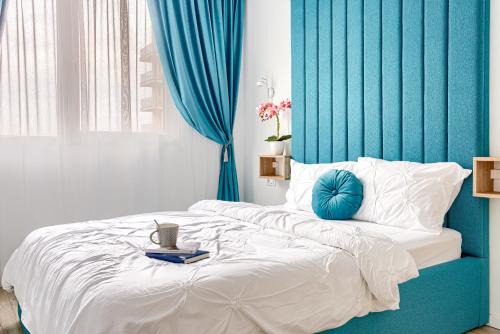Arad Apartment | Family-Friendly ARI Azure Apartment with Hot Tub Access